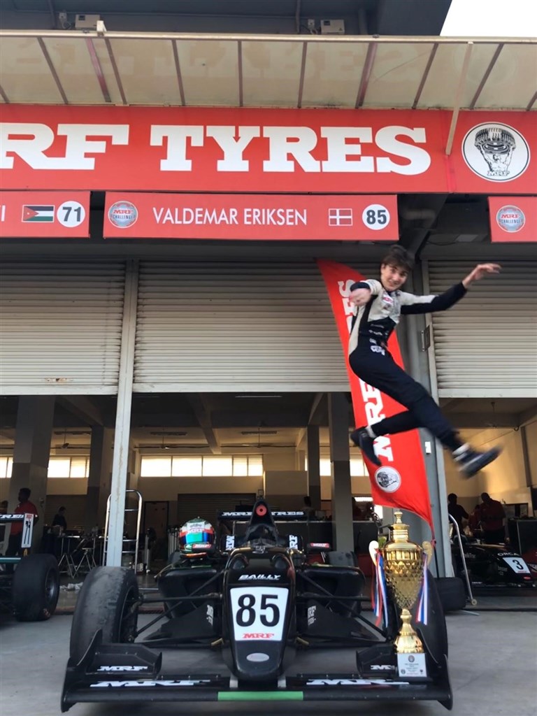 Valdemar jubler foran sin pitgarage
(Foto: Mikkel Jensen Racing)